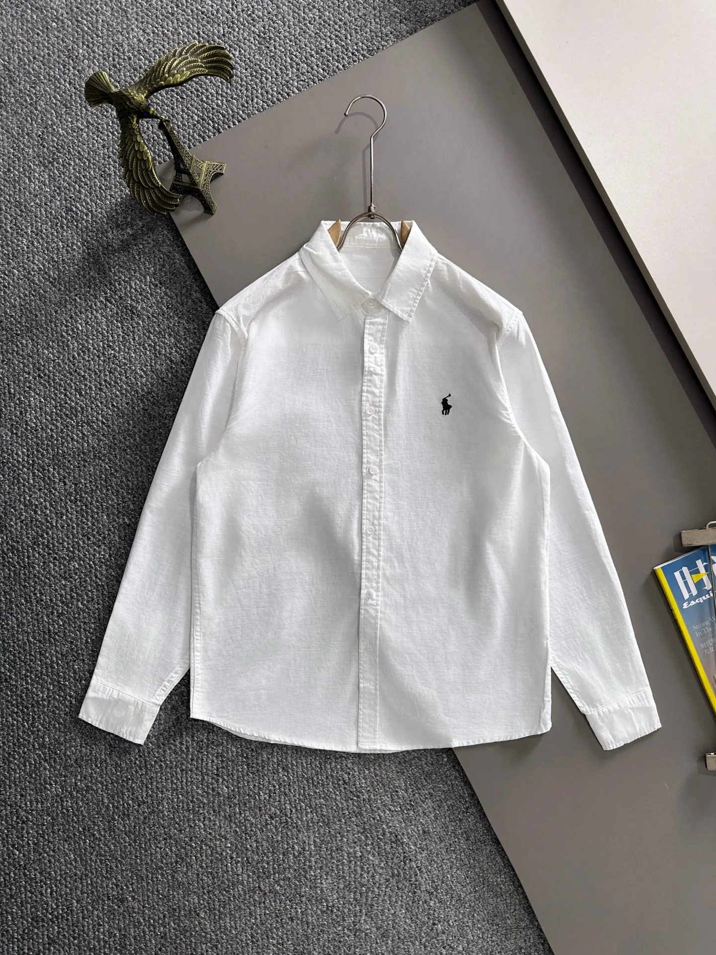 P360 Paul's 2025 new striped shirt, a versatile long-sleeved shirt for business and leisure. After a new style interpretation, with eye-catching earth tones, the fashion trend index of the entire shirt immediately soared! Made of imported 100% poplin cotton material, the light, silky and glossy silk fabric properties bring an unusual high-end visual sense. Needless to say, the upper body comfort is hand-cut. The pattern of the rear horizontal bar is restored, which is the only difference in the market! Technological electrostatic pressure spraying machine. The fluff is attracted by the plant body due to the different electric potential. It accelerates vertically and flies up to the pattern that has been scraped and primed. It is then dried in a high-temperature pipe oven to increase the fastness. The fashionable small pointed collar is paired with a flat-angle hem design, the overall simplicity and ability! Size: M-3XL